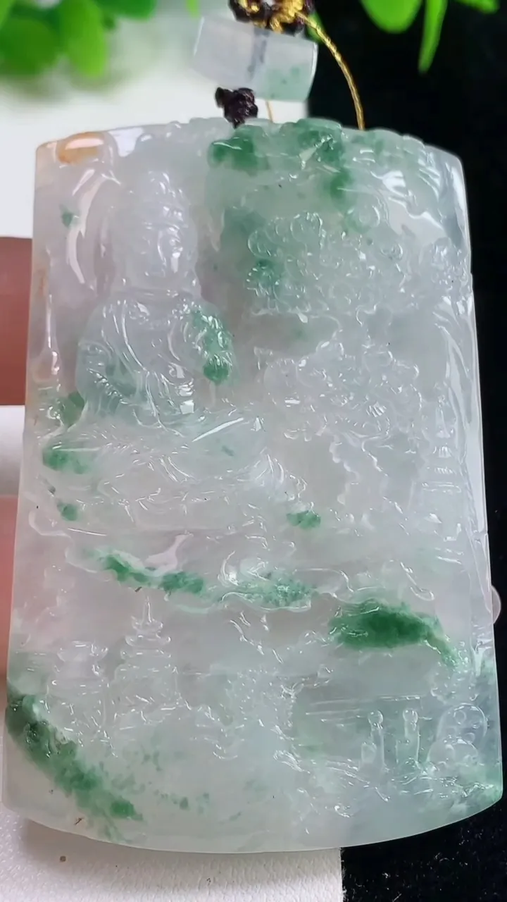 天然A货翡翠冰种飘花山水观音菩萨吊坠，尺寸64.5-42.6-6.6，重量:46.39g
10月18