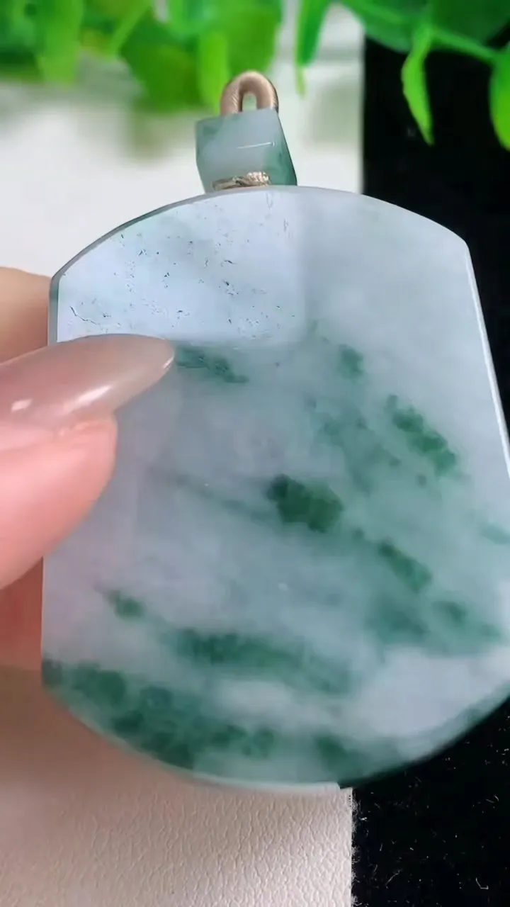 天然A货翡翠飘花无事牌吊坠，尺寸49.3-37.5-7.4，重量:41.38g
10月18日