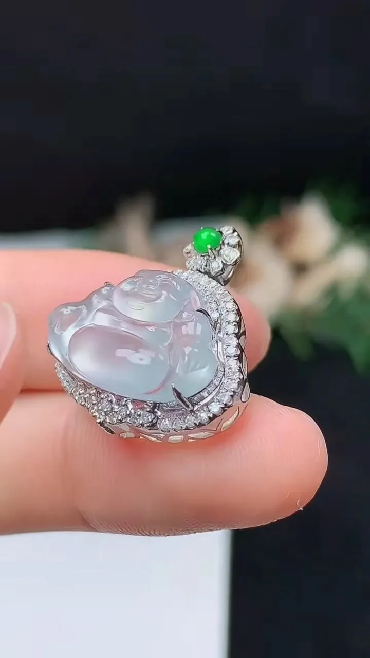 天然A货翡翠白冰佛公吊坠，尺寸22.6-21-8.6，裸石11.4-18.6，重量:3.00g
10月18日