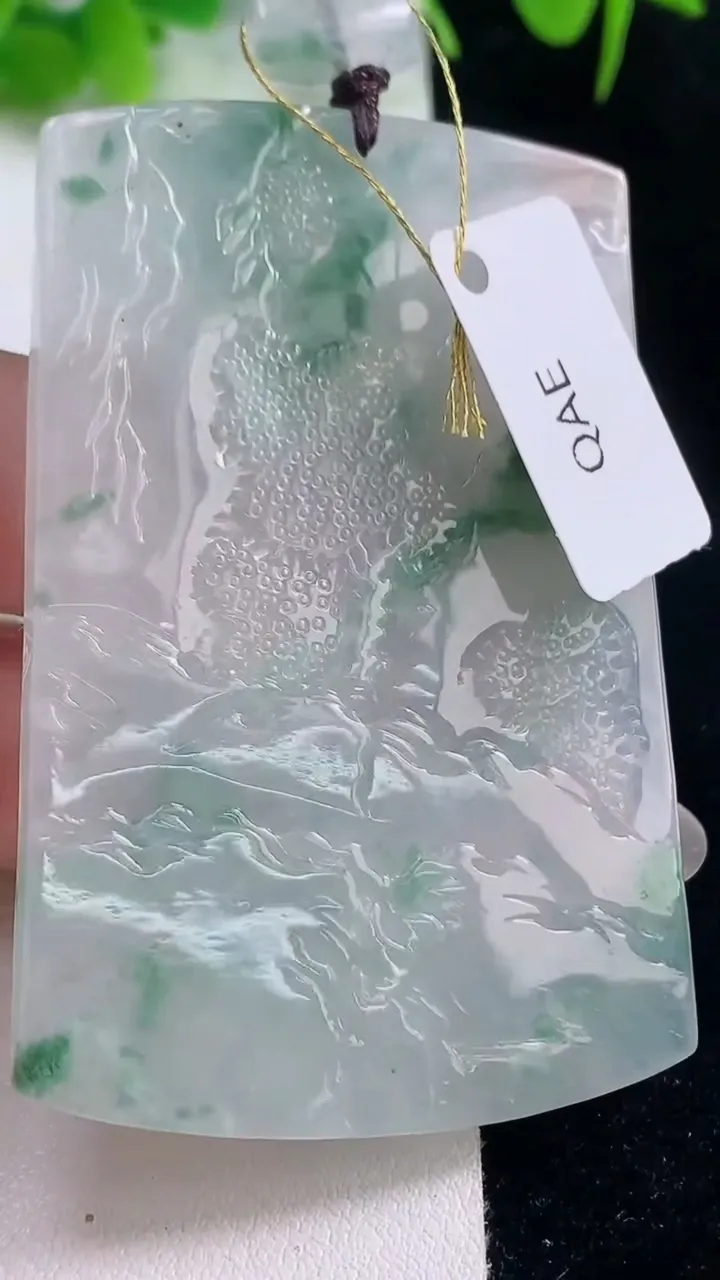 天然A货翡翠冰种飘花山水观音菩萨吊坠，尺寸64.5-42.6-6.6，重量:46.39g
10月18日