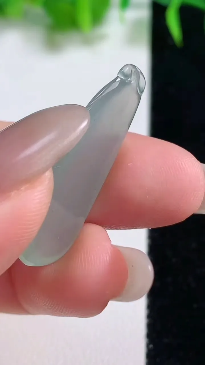 天然A货翡翠福瓜吊坠，尺寸32-12-5，重量:3.47g
10月18日