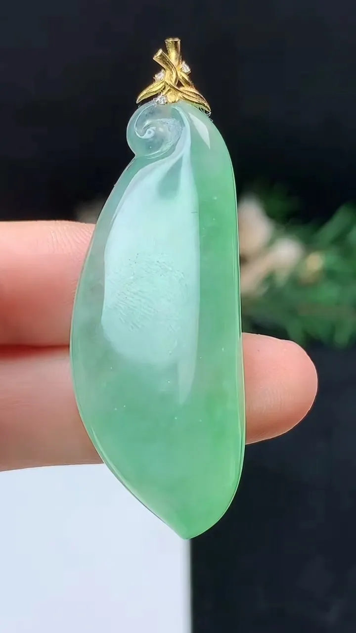 天然A货翡翠福瓜吊坠，尺寸43.8-17.9-8.6，重量:11.15g
10月18日