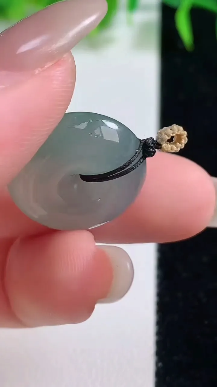 天然A货翡翠平安扣吊坠，尺寸18.8-6.7，重量:4.90g
10月18日
