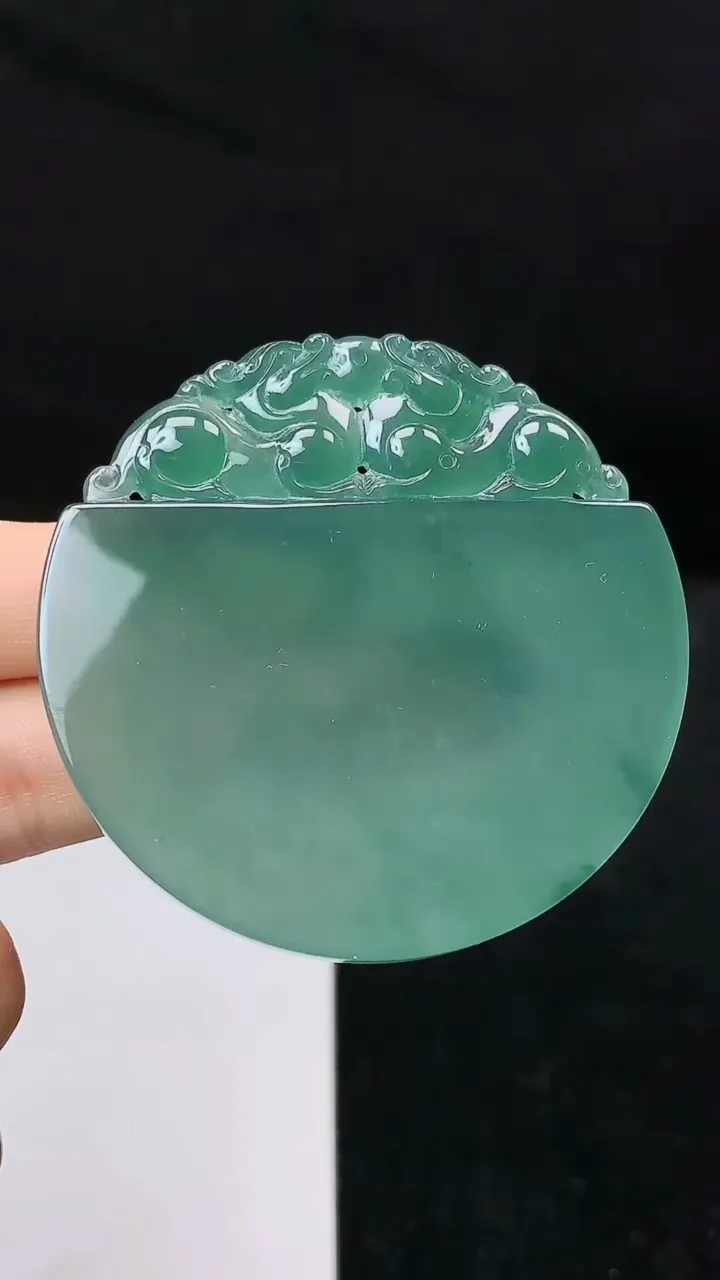天然A货翡翠蓝水无事牌吊坠，尺寸54.7-4.7，重量:33.95g
10月18日