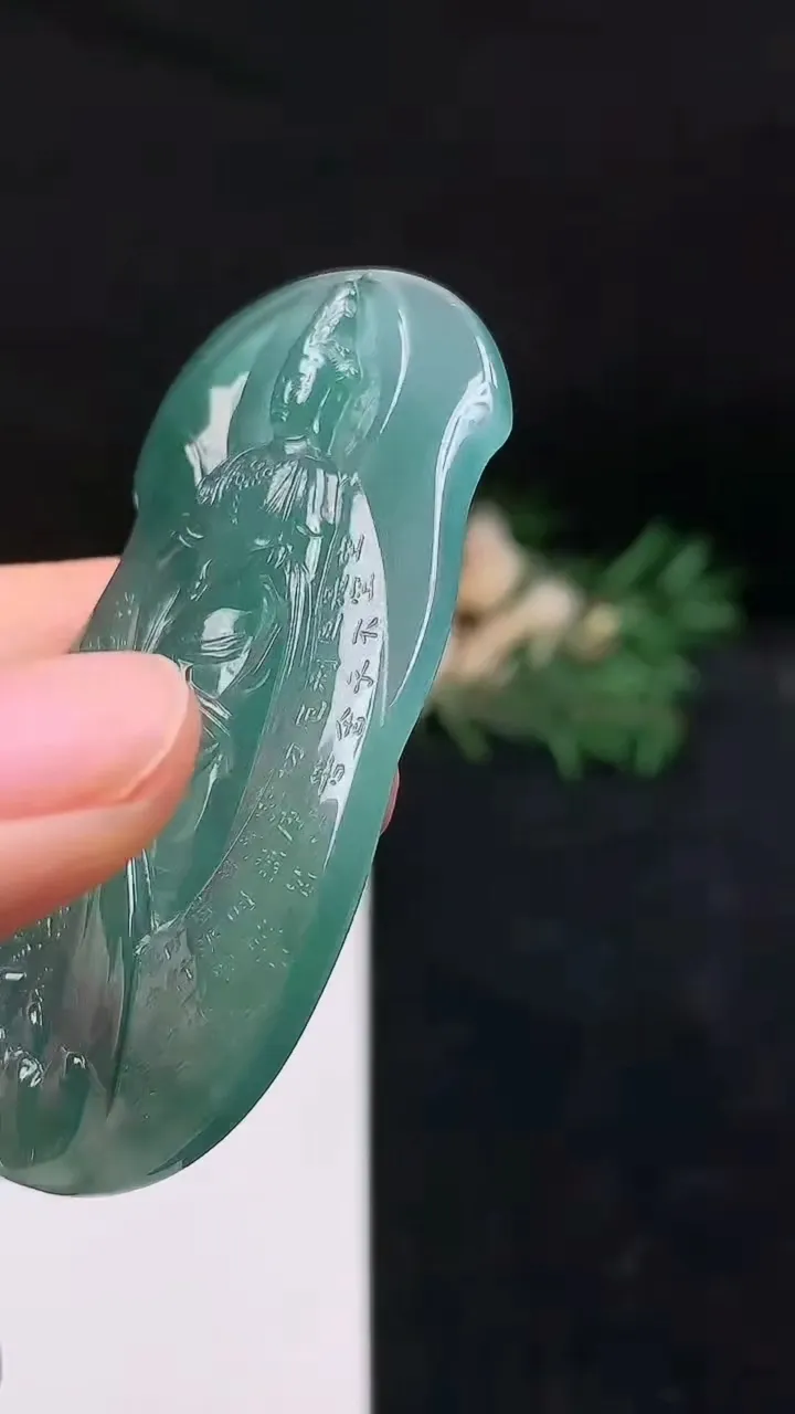 天然A货翡翠蓝水观音菩萨吊坠，尺寸60.3-33.6-4.8，重量:19.38g
10月18日