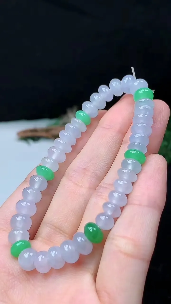 天然A货翡翠白冰算盘珠手串，尺寸7.6-5-40颗，重量:16.02g10月18日
工厂直销收藏佳品,种好水足，色泽均匀，有种有色，上手高大气！