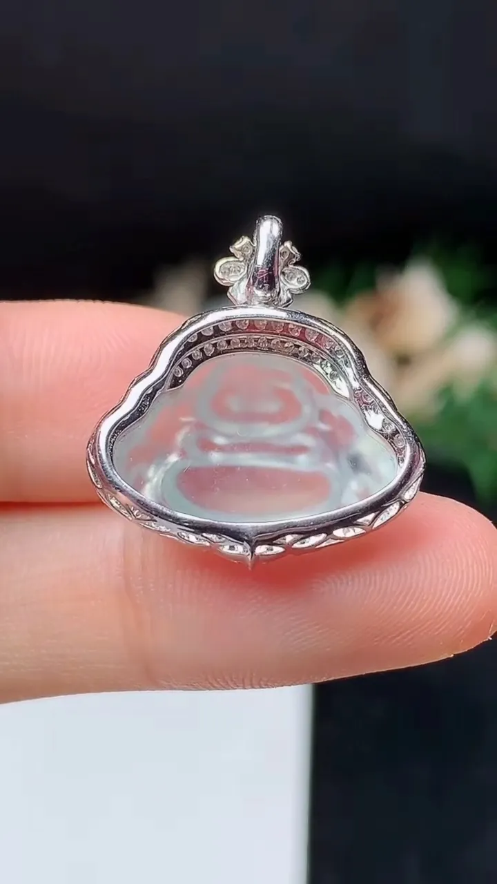 天然A货翡翠白冰佛公吊坠，尺寸22.6-21-8.6，裸石11.4-18.6，重量:3.00g
10月18日