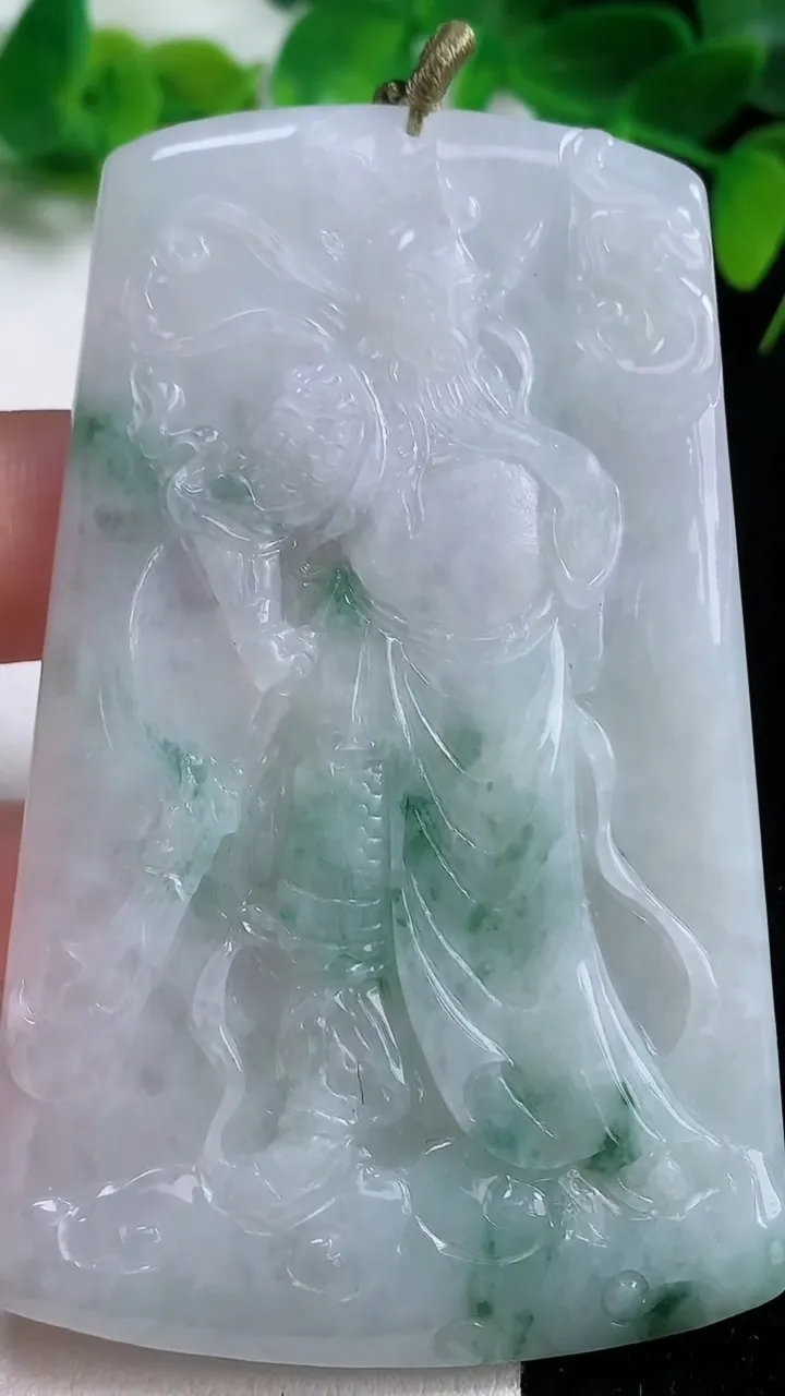 天然A货翡翠冰种飘花关公吊坠，尺寸64.4-48.2-5，重量:40.60g
10月19日
