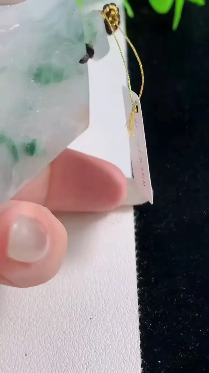 天然A货翡翠冰种飘花山水观音菩萨吊坠，尺寸64.5-42.6-6.6，重量:46.39g
10月18日