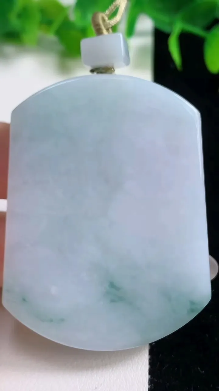天然A货翡翠飘花无事牌吊坠，尺寸5692-42.6-7，重量:46.58g
10月18日