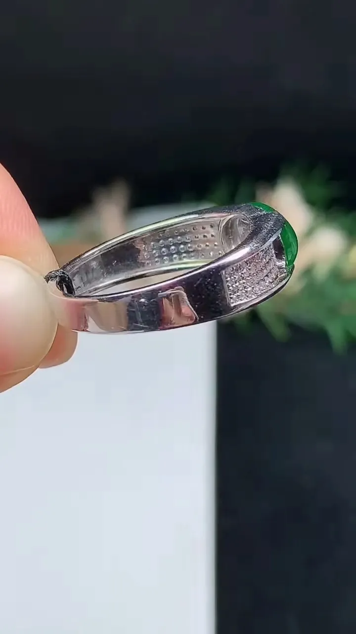 天然A货翡翠蛋面戒指，尺寸19-9.9-7.5，重量:4.00g2025年10月18日
工厂直销收藏佳品,种好水足，色泽均匀，有种有色，上手高大气！