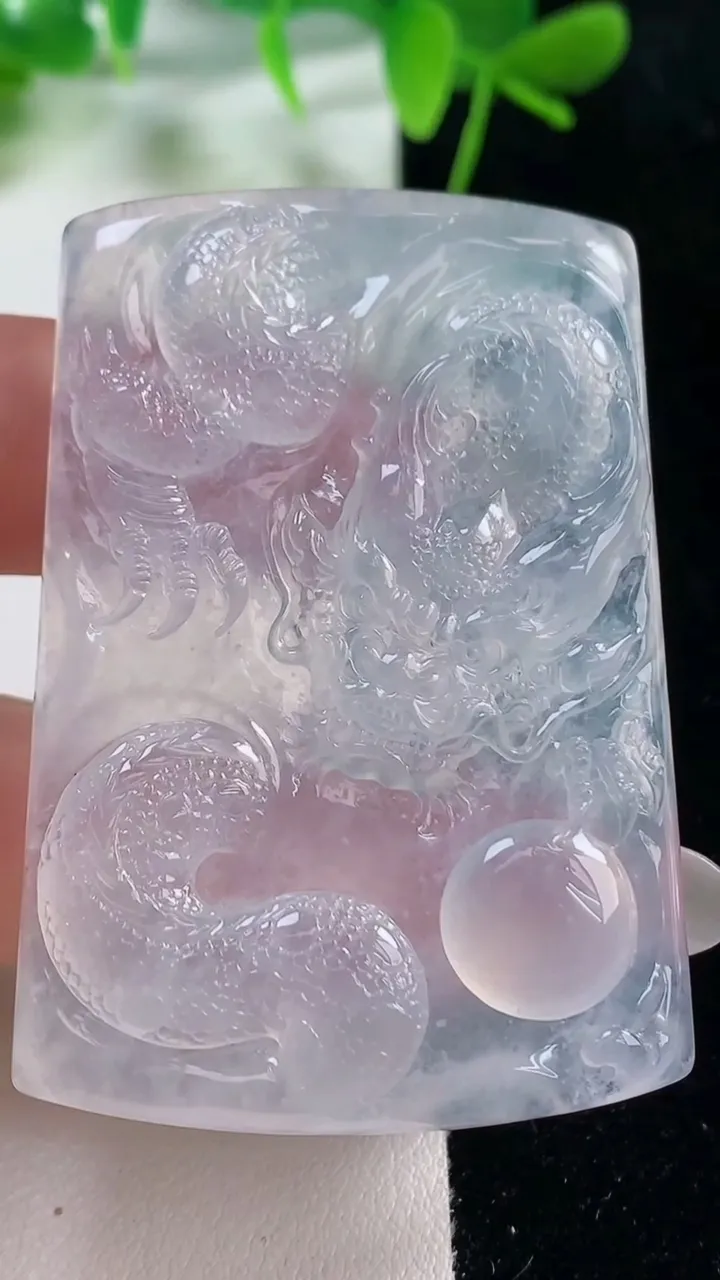 天然A货翡翠种白冰龙牌吊坠，尺寸54.2-38-5，重量:29.68g
10月18日