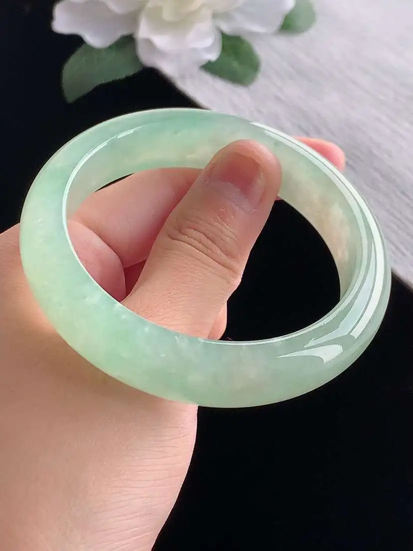 a货翡翠老坑冰种飘绿晴绿正装正圈手镯56-57圈口，尺寸56×13.3×8mm 重量61.06g 1017