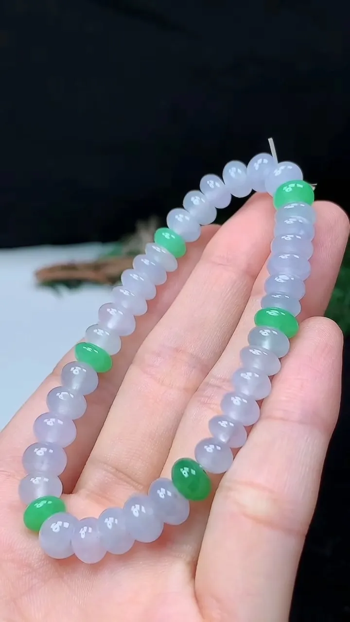 天然A货翡翠白冰算盘珠手串，尺寸7.6-5-40颗，重量:16.02g10月18日
工厂直销收藏佳品,种好水足，色泽均匀，有种有色，上手高大气！
