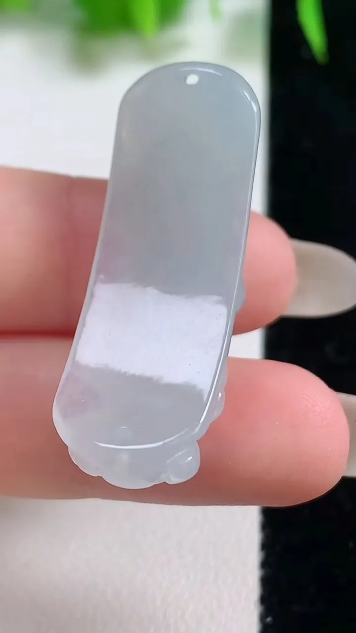 天然A货翡翠冰种飘花今非昔比 蜥蜴吊坠，尺寸38-13-11.3，重量:9.22g
10月18日