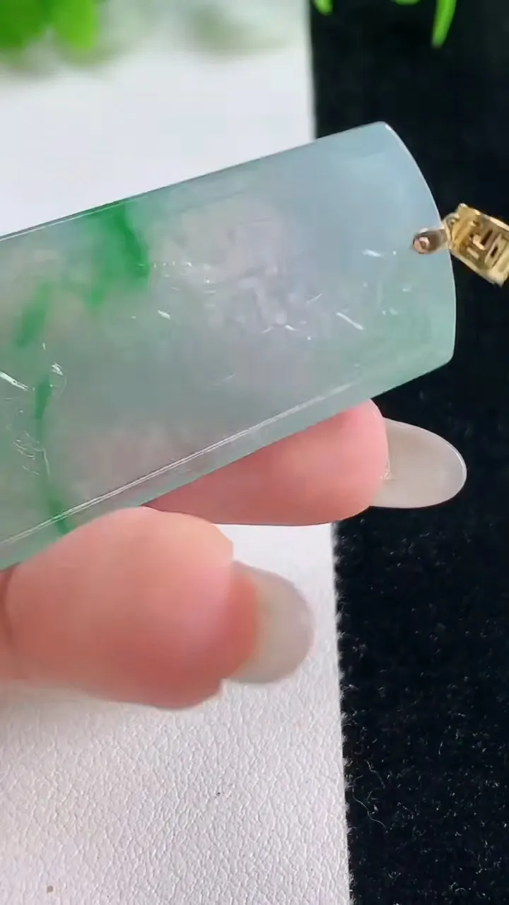 天然A货翡翠大展宏图吊坠，尺寸47.8-23.3-4.2，重量:10.15g
10月18日