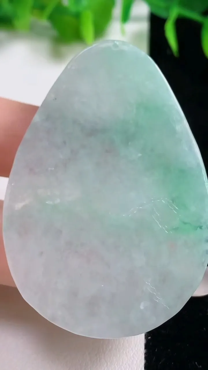 天然A货翡翠山水牌吊坠，尺寸57.5-40.2-4.8，重量:22.85g
10月18日