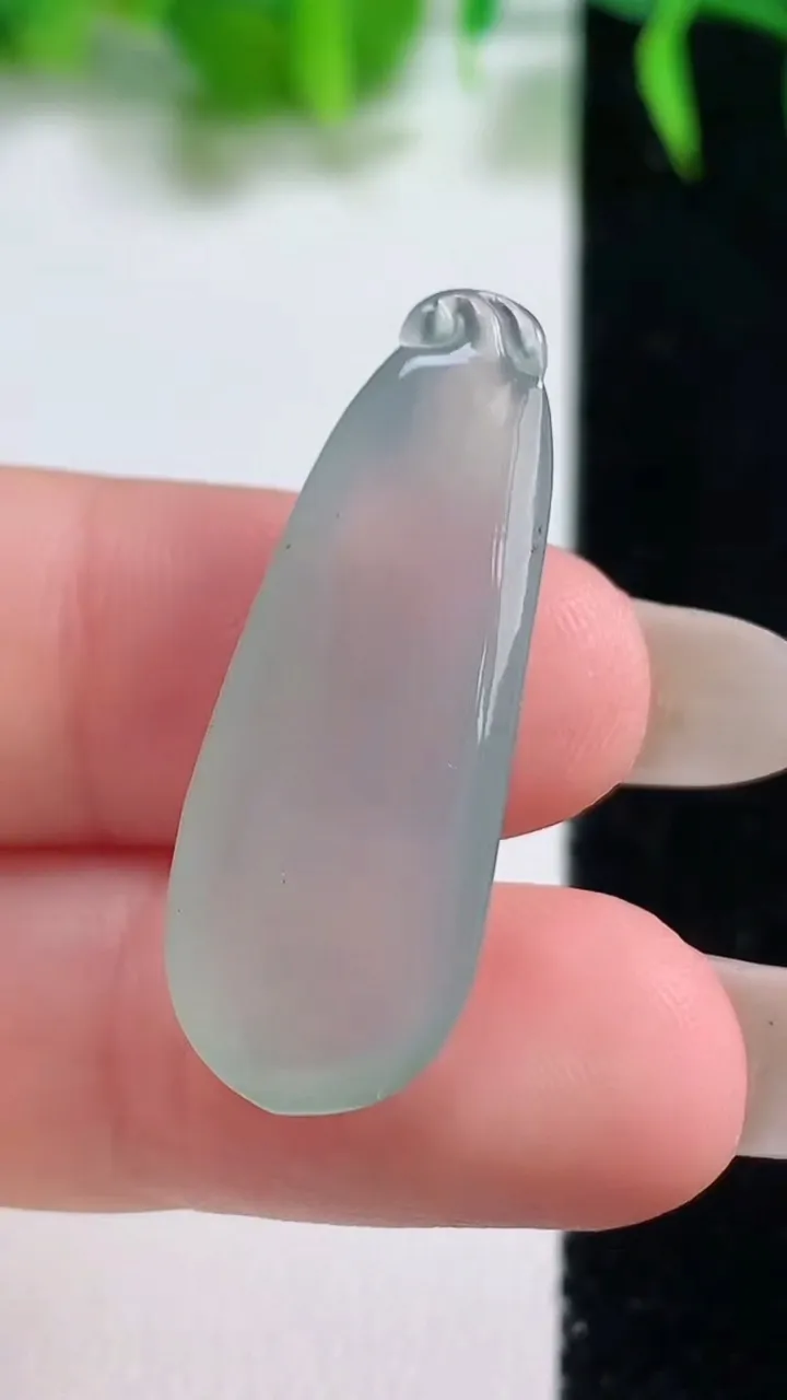 天然A货翡翠福瓜吊坠，尺寸32-12-5，重量:3.47g
10月18日