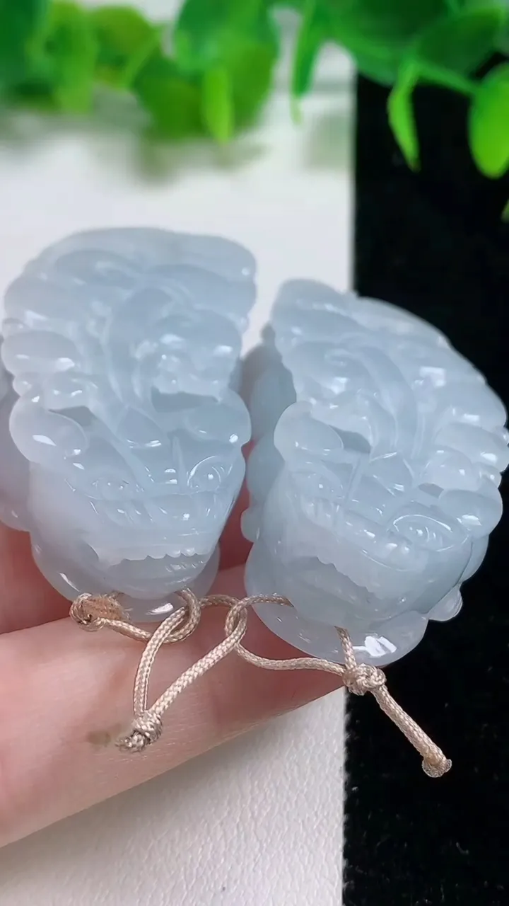 天然A货翡翠紫罗兰貔貅吊坠一对，尺寸44.3-23.5-12.7，重量:60.65g
10月18日
