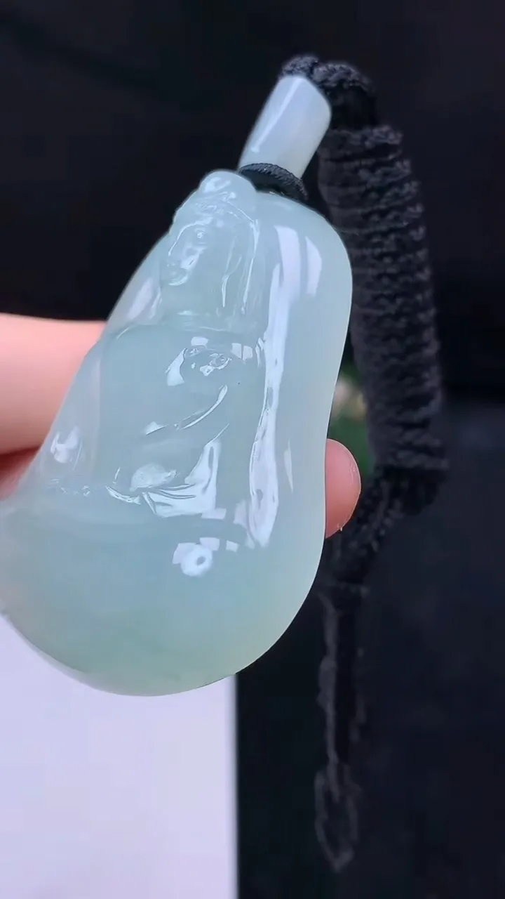 天然A货翡翠白冰观音菩萨吊坠，尺寸51.6-39.8-11.4，重量:48.22g
10月18日