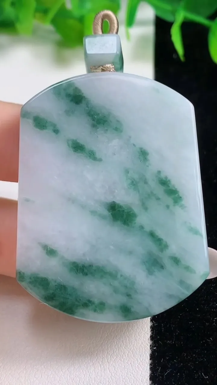 天然A货翡翠飘花无事牌吊坠，尺寸49.3-37.5-7.4，重量:41.38g
10月18日