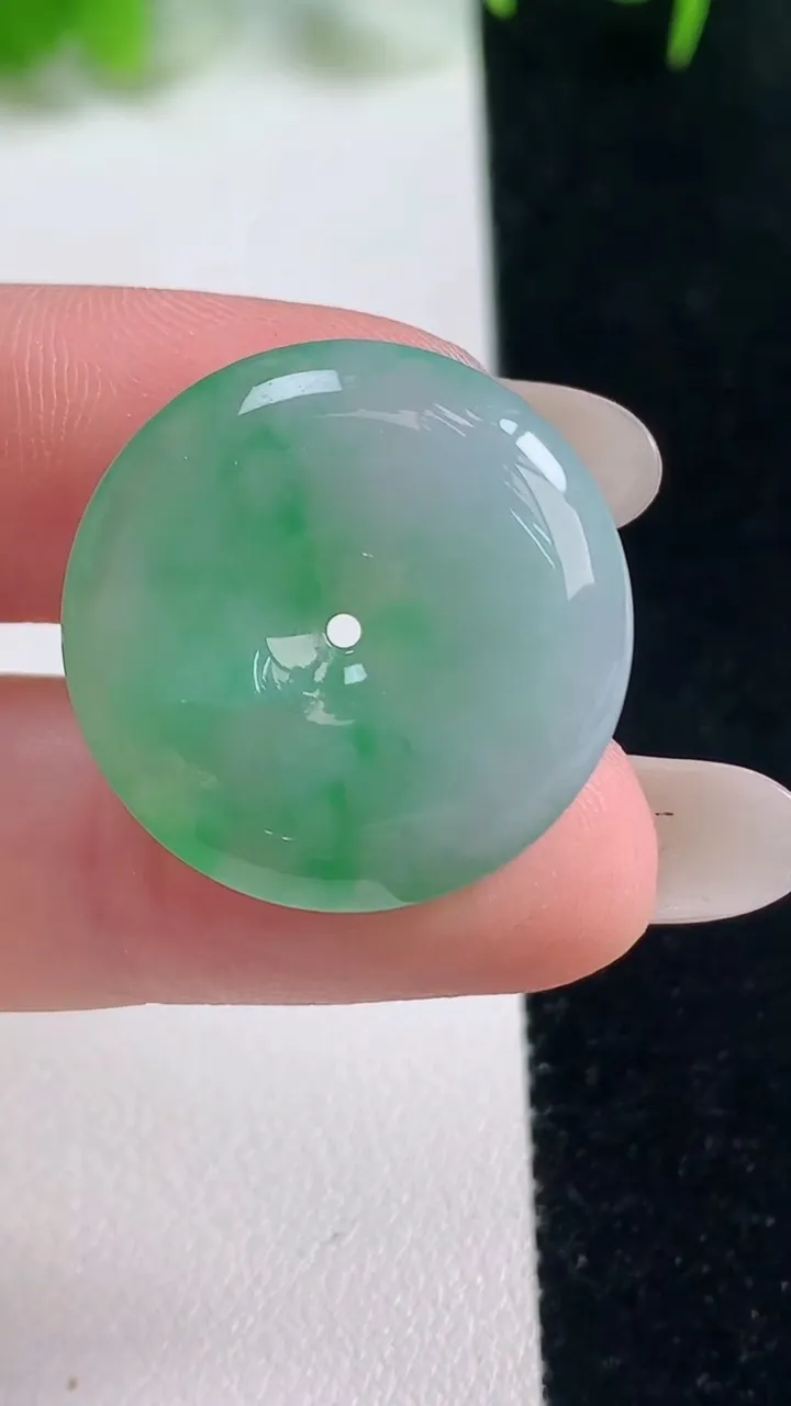 天然A货翡翠平安扣吊坠，尺寸24-5.2，重量:6.37g
10月18日