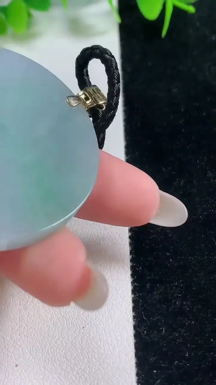 天然A货翡翠种春带彩 紫罗兰无事牌吊坠，尺寸45.8-5.6，重量:33.54g
10月18日