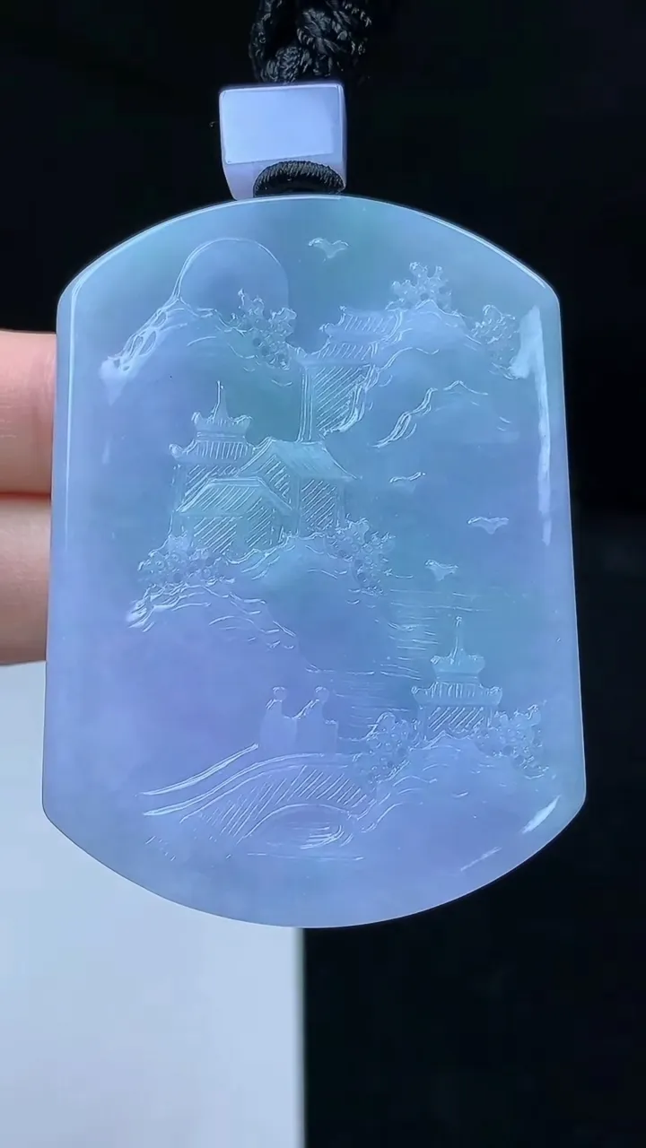 天然A货翡翠春带彩 紫罗兰山水牌吊坠，尺寸57.3-41.6-6.3，重量:45.95g
10月18日