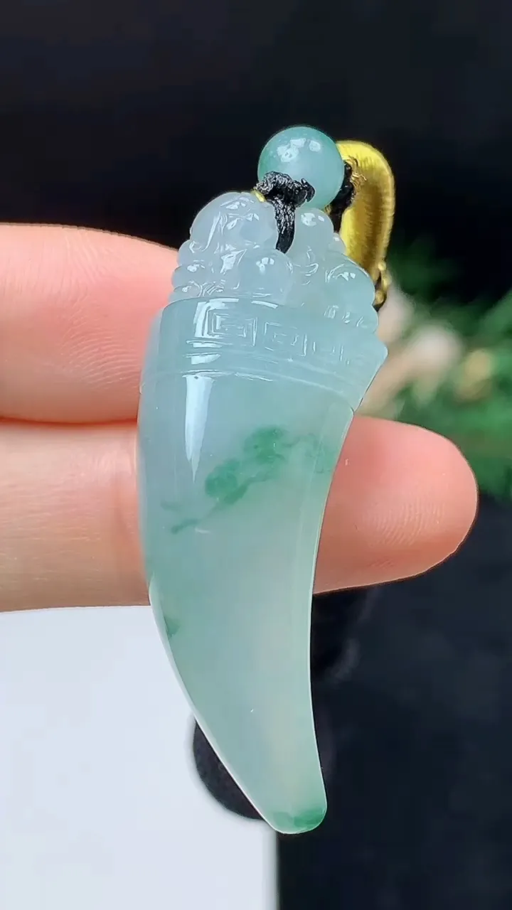 天然A货翡翠飘花狼牙吊坠，尺寸40.9-15.3-11.8，重量:15.90g
10月18日