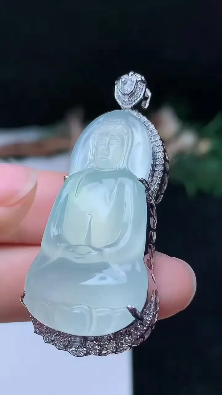 天然A货翡翠白冰素衣观音吊坠，尺寸50-38.3-20.3-10，重量:12.27g
10月18日