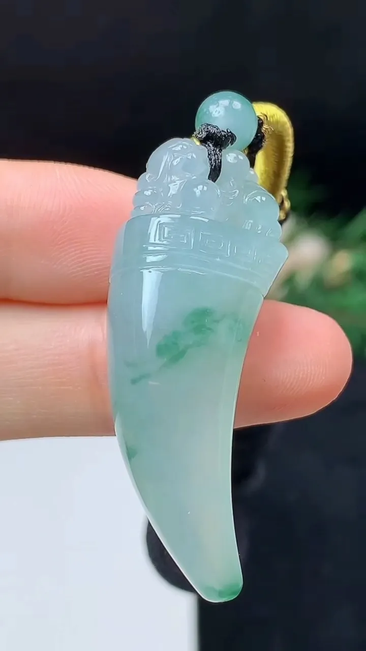 天然A货翡翠飘花狼牙吊坠，尺寸40.9-15.3-11.8，重量:15.90g
10月18日