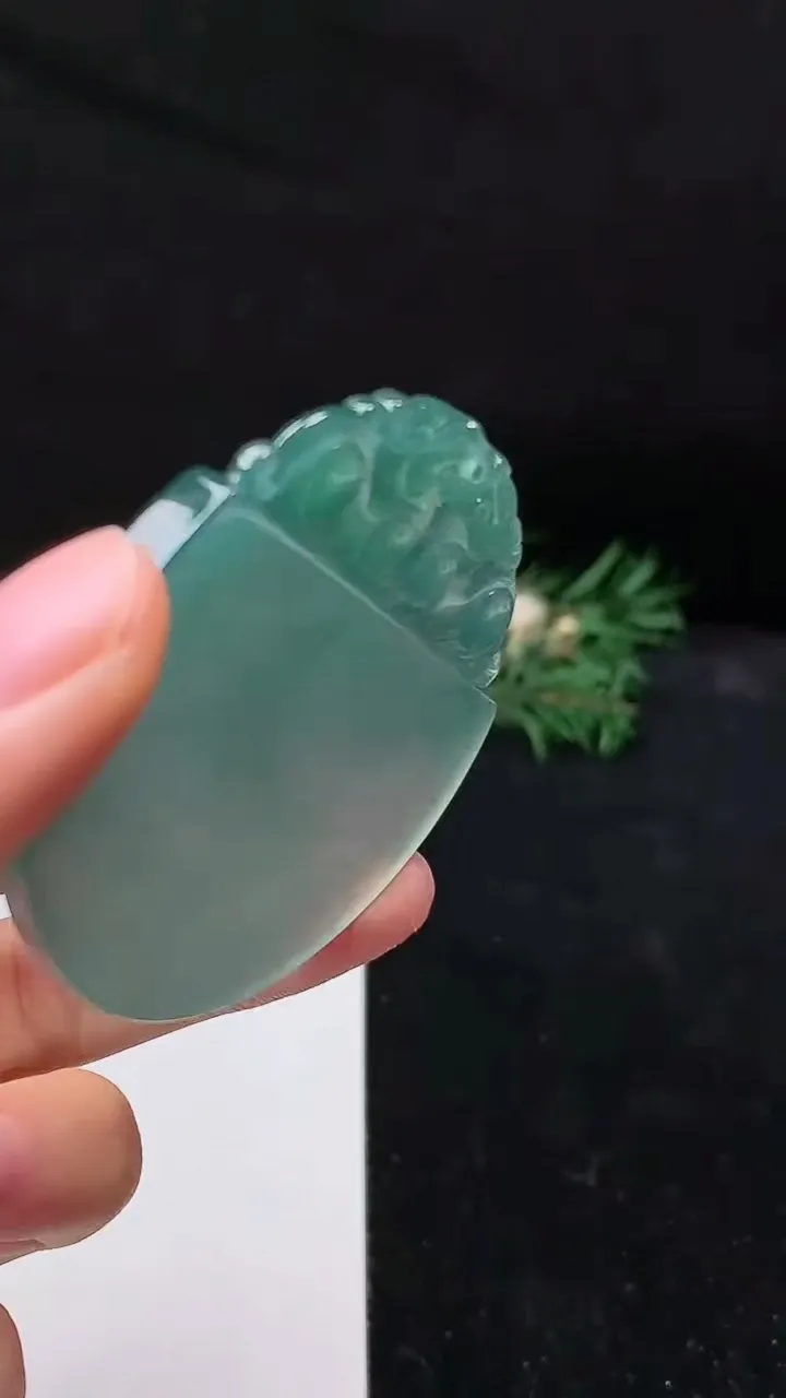 天然A货翡翠蓝水无事牌吊坠，尺寸54.7-4.7，重量:33.95g
10月18日