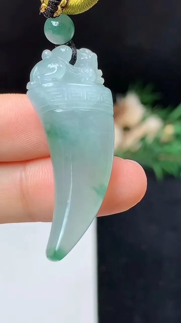 天然A货翡翠飘花狼牙吊坠，尺寸40.9-15.3-11.8，重量:15.90g
10月18日