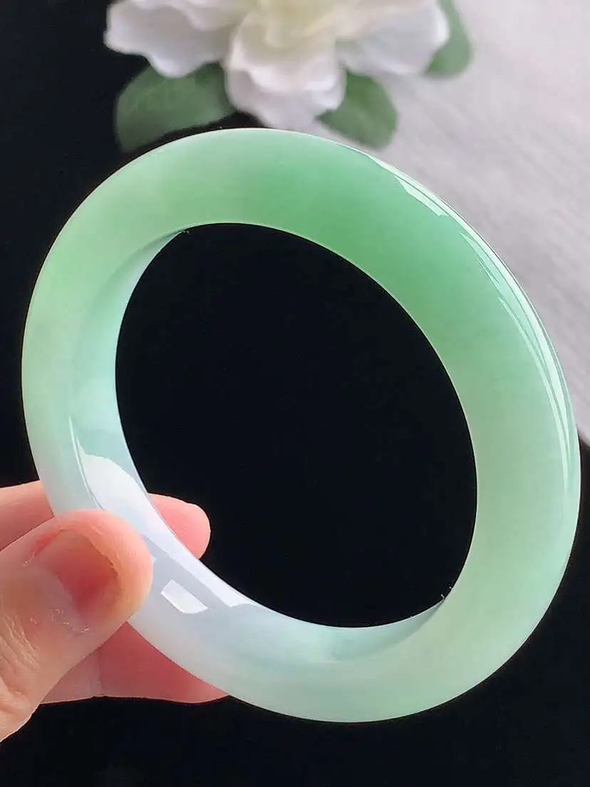 a货翡翠老坑冰种飘绿厚装正装正圈手镯56-57圈口  尺寸56.5×12×10.2mm 重量72.7