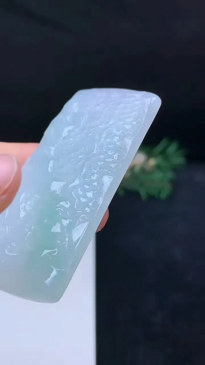 天然A货翡翠山水牌吊坠，尺寸61.8-34-6.4，重量:33.72g
10月18日