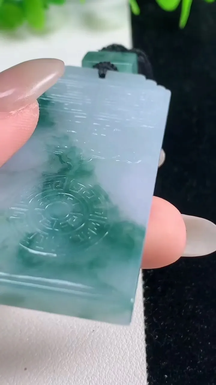 天然A货翡翠冰种飘花仿古无事牌吊坠，尺寸56.8-28.7-6.5，重量:36.14g
10月18日