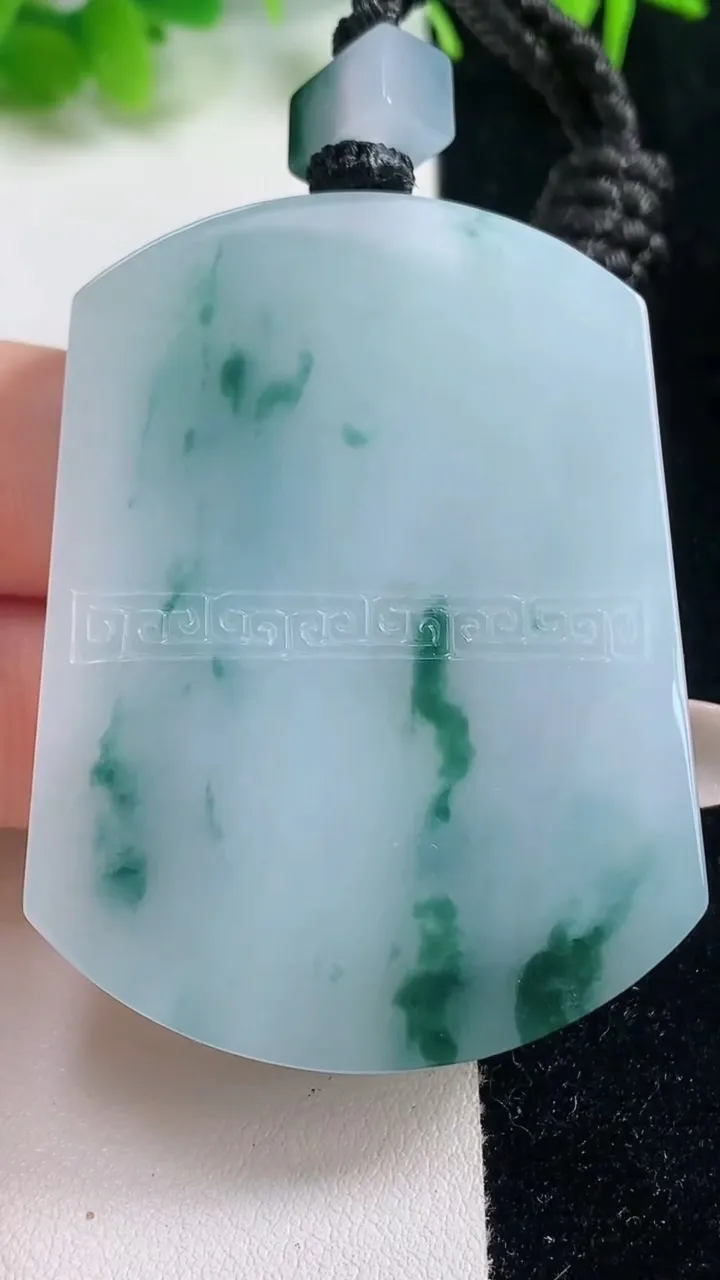 天然A货翡翠种飘花仿古无事牌吊坠，尺寸54-40.3-6.3，重量:41.77g
10月18日