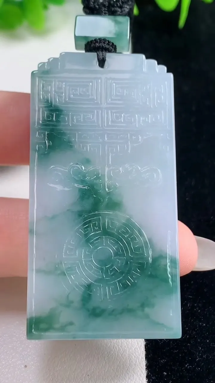 天然A货翡翠冰种飘花仿古无事牌吊坠，尺寸56.8-28.7-6.5，重量:36.14g
10月18日
