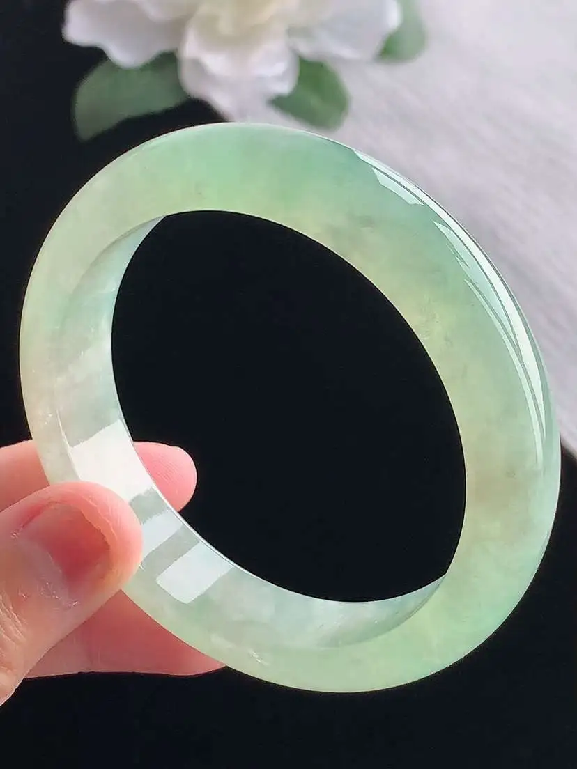 a货翡翠老坑冰种飘绿晴绿正装正圈手镯56-57圈口，尺寸56×13.3×8mm 重量61.06g 1017
