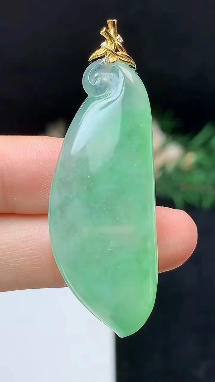 天然A货翡翠福瓜吊坠，尺寸43.8-17.9-8.6，重量:11.15g
10月18日