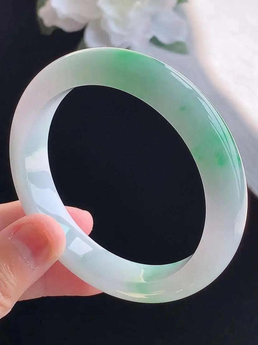 a货翡翠老坑冰种飘绿正装正圈手镯56-57圈口 尺寸56.5×12×8.6mm 重量57.92g 1