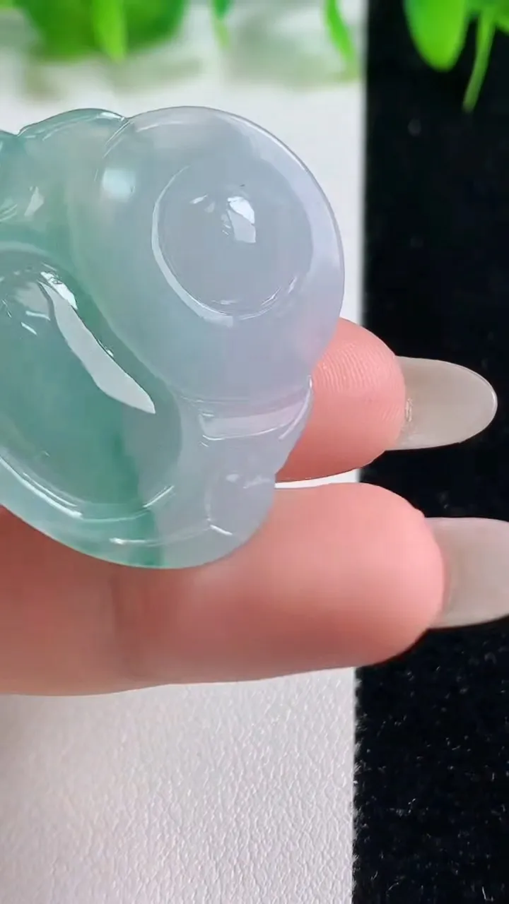 天然A货翡翠佛公吊坠，尺寸32.5-35-5.8，重量:10.80g
10月19日