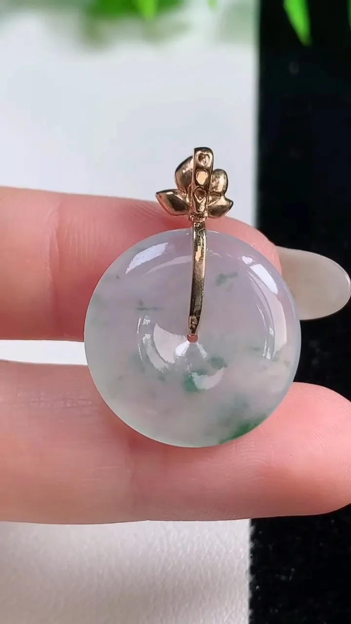 天然A货翡翠种飘花平安扣吊坠，尺寸21.3-3.8，重量:5.28g
10月19日