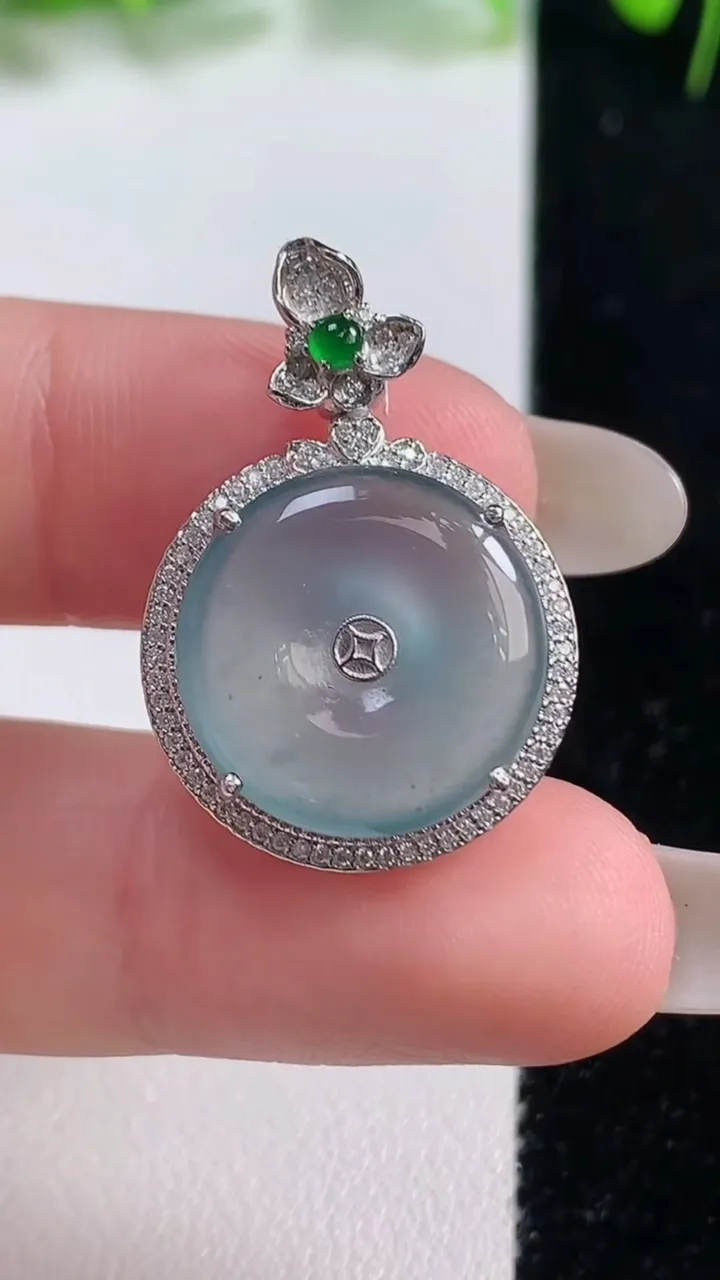 天然A货翡翠种蓝水平安扣吊坠，尺寸28.2-19.3-6.3，裸石16重量:3.45g
10月19日