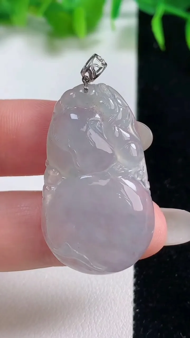 天然A货翡翠种白冰葫芦吊坠，尺寸36-21.4-5，重量:7.14g
10月19日