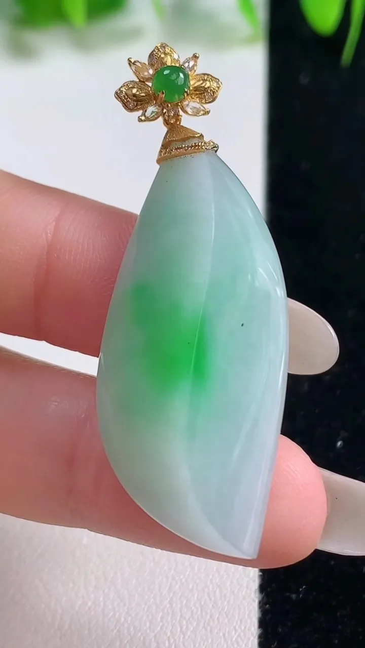 天然A货翡翠随形吊坠，尺寸39-17.4-12，重量:12.00g
10月19日