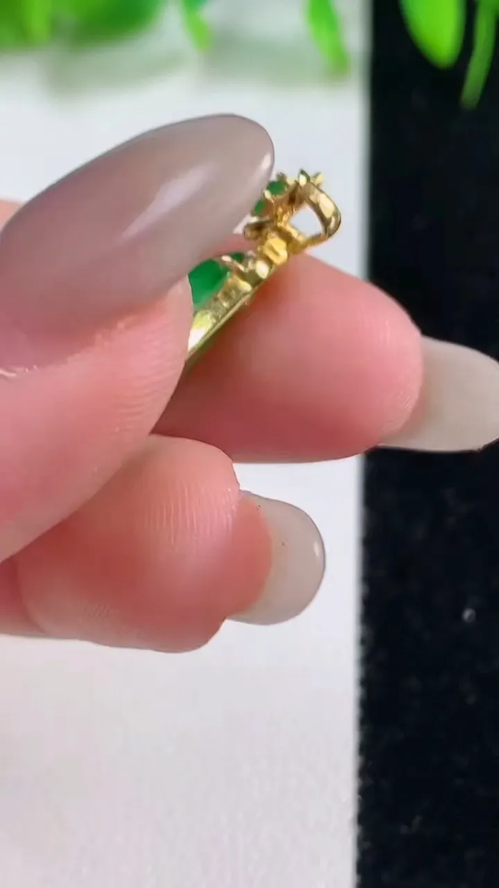 天然A货翡翠水滴吊坠，尺寸25-16.5-12.3-6.4，重量:2.95g
10月19日