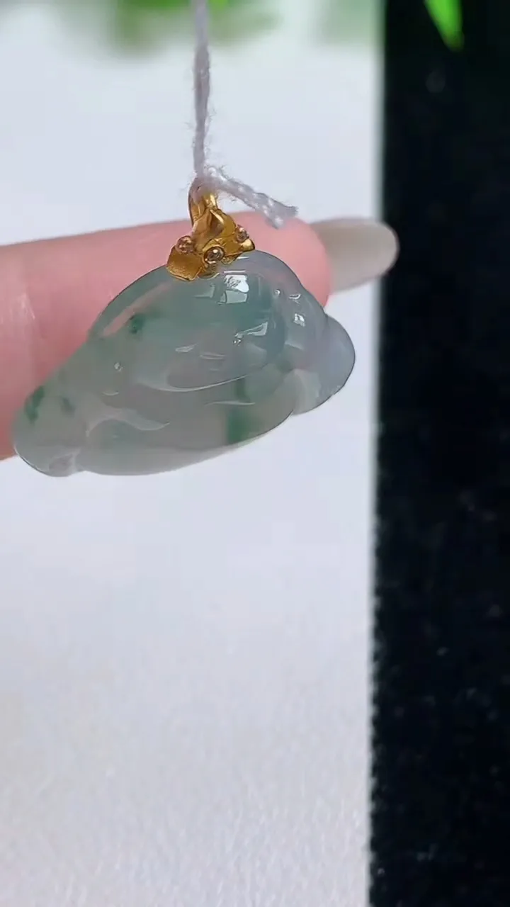 天然A货翡翠种飘花佛公吊坠，尺寸19.6-23-4.3，重量:3.56g
10月19日