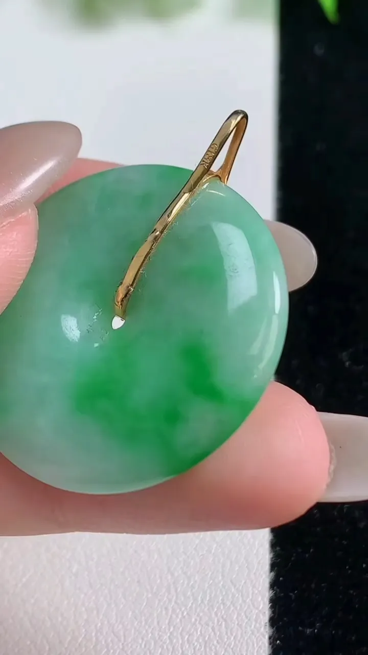 天然A货翡翠平安扣吊坠，尺寸30.7-5.5，重量:11.07g
10月19日