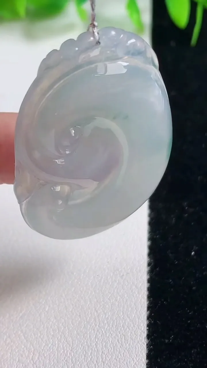 天然A货翡翠冰种飘花如意吊坠，尺寸47-31-4.6，重量:13.20g
10月19日